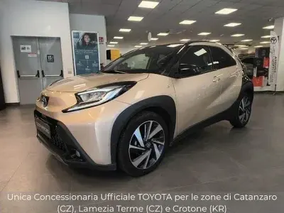 Usata Toyota Aygo X Lounge 72 CV (52 kW) 2022 Beige SUV