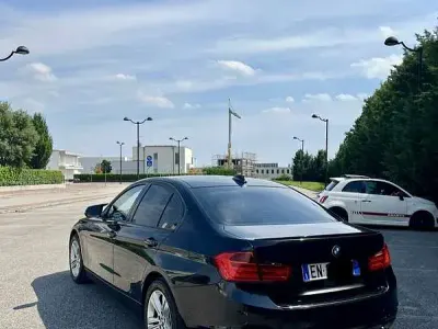 Usata BMW 318 Sport Line 143 CV (105 kW) 2013 Nero Berlina
