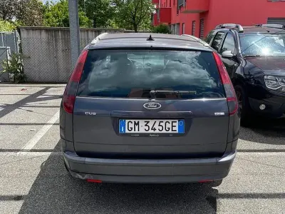 Käytetty Ford Focus 90 HP (66 kW) 2007 Musta Farmari