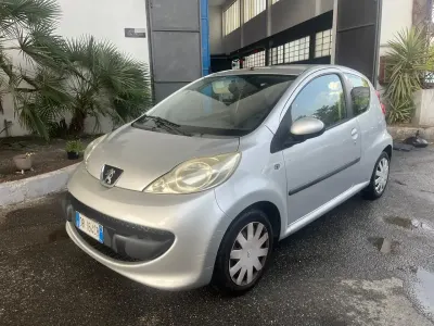 Usata Peugeot 107 67 CV (49 kW) 2006 Argento Utilitaria