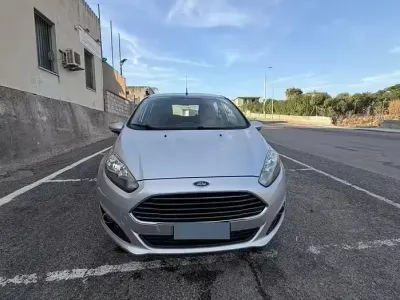 Usata Ford Fiesta 75 CV (55 kW) 2015 Grigio Utilitaria
