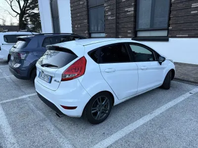 Usata Ford Fiesta Titanium 60 CV (44 kW) 2013 Bianco Berlina