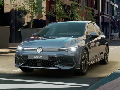 Nuova VW Golf VIII R-line Plus 150 CV (110 kW) 2026 Anemone blue metallizzato Berlina