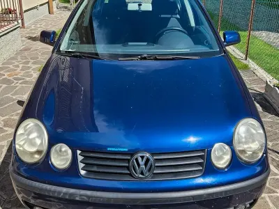 Begagnad VW Polo Comfortline 64 HK (47 kW) 2003 Blå Halvkombi