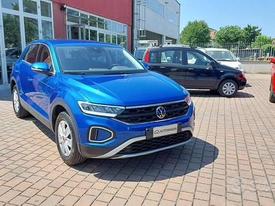 Usata VW T-Roc Life 110 CV (80 kW) 2022 Blu SUV