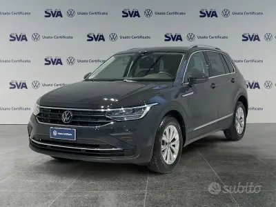Usata VW Tiguan Life 131 CV (96 kW) 2023 Grigio urano SUV
