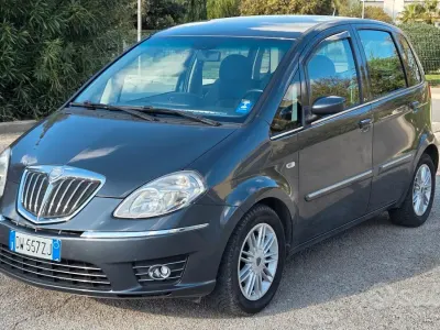 Begagnad Lancia Musa 120 HK (88 kW) 2009 Grå Minibuss