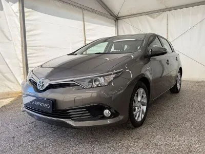Usata Toyota Auris Hybrid Active 136 CV (100 kW) 2016 Grigio Berlina