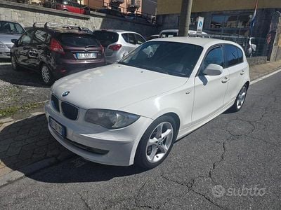 Begagnad BMW 118 142 HK (104 kW) 2011 Vit Halvkombi