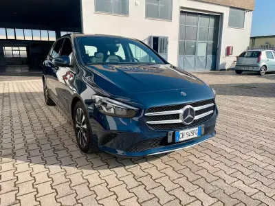 Usata Mercedes B180 Business 116 CV (85 kW) 2021 Blu/azzurro Utilitaria