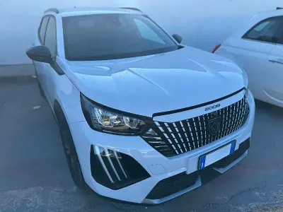 Usata Peugeot 2008 Allure 101 CV (74 kW) 2025 Bianco SUV