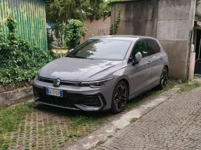 Usata VW Golf VIII R-line Plus 150 CV (110 kW) 2024 Grigio Berlina