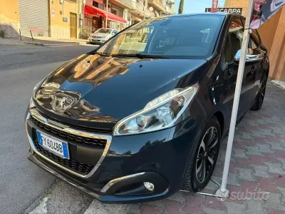 Usata Peugeot 208 Signature Sky 82 CV (60 kW) 2019 Grigio Utilitaria