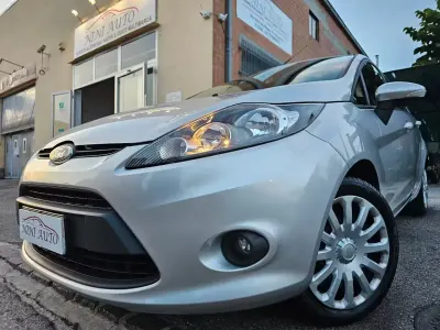Usata Ford Fiesta 70 CV (51 kW) 2011 Argento Berlina