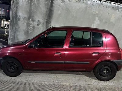 Usata Renault Clio II 58 CV (42 kW) 1999 Rosso Berlina