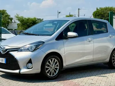 Usata Toyota Yaris Lounge 99 CV (72 kW) 2016 Argento Berlina