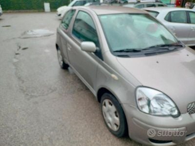 Usata Toyota Yaris 2004 Grigio Utilitaria