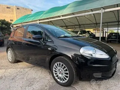 Usado Fiat Grande Punto Dynamic 77 HP (56 kW) 2009 Preto Citadino