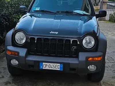 Usata Jeep Cherokee 143 CV (105 kW) 2004 Nero SUV