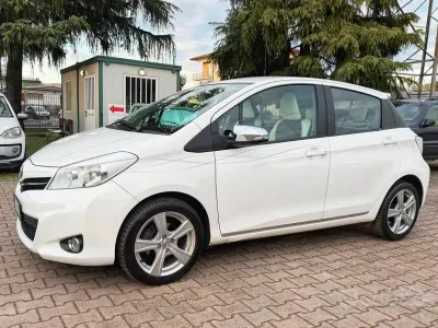 Usata Toyota Yaris 99 CV (72 kW) 2013 Bianco Utilitaria
