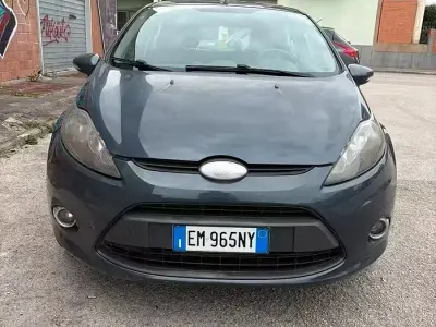 Usado Ford Fiesta 82 HP (60 kW) 2012 Cinzento Citadino