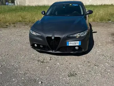 Usata Alfa Romeo Giulia Super 180 CV (132 kW) 2018 Grigio Berlina