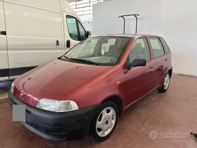 Usata Fiat Punto 54 CV (39 kW) 1994 Rosso Berlina
