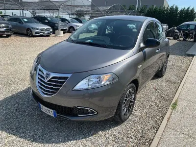 Usata Lancia Ypsilon Platinum 69 CV (50 kW) 2015 Grigio scuro Utilitaria