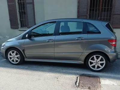 Usata Mercedes B200 Premium 140 CV (102 kW) 2011 Grigio Utilitaria
