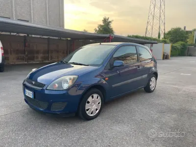 Usado Ford Fiesta Ghia 75 HP (55 kW) 2007 Azul Citadino