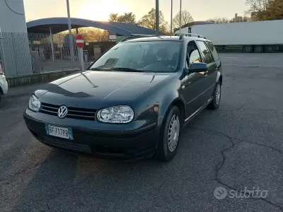 Usado VW Golf IV 101 CV (74 kW) 2000 Gris Familiar