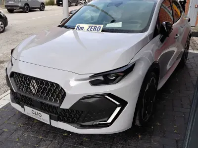 Uusi Renault Clio V Techno 109 HP (80 kW) 2025 Harmaa Sedan