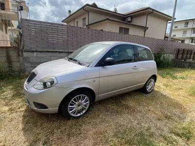 Usata Lancia Ypsilon 69 CV (50 kW) 2011 Argento Utilitaria