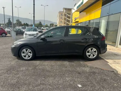 Usata VW Golf VIII Life 110 CV (80 kW) 2022 Grigio Berlina