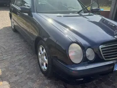 Usata Mercedes E220 Elegance 143 CV (105 kW) 2001 Berlina
