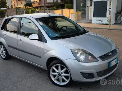 Usata Ford Fiesta 68 CV (50 kW) 2006 Grigio Utilitaria