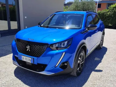 Usata Peugeot 2008 Allure 131 CV (96 kW) 2022 Blu/azzurro SUV