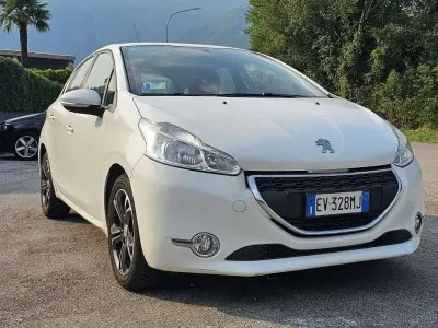 Usata Peugeot 208 Allure 82 CV (60 kW) 2014 Bianco Utilitaria