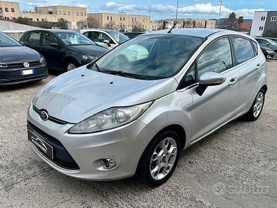 Usata Ford Fiesta Titanium 70 CV (51 kW) 2012 Grigio Utilitaria