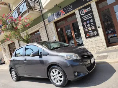 Usata Toyota Yaris 90 CV (66 kW) 2011 Grigio Utilitaria