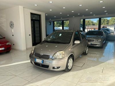 Usata Toyota Yaris Sol 75 CV (55 kW) 2004 Grigio Berlina