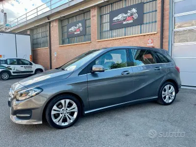 Usata Mercedes B180 Premium 109 CV (80 kW) 2017 Full grey Utilitaria