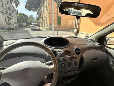 Usata Toyota Yaris 75 CV (55 kW) 2003 Argento Berlina