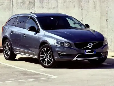 Usata Volvo V60 190 CV (139 kW) 2016 Nero Station wagon