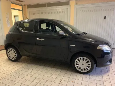 Usado Lancia Ypsilon Silver 69 HP (50 kW) 2014 Preto Citadino