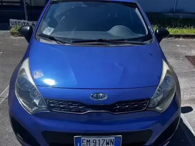 Usata Kia Rio 75 CV (55 kW) 2012 Viola Berlina
