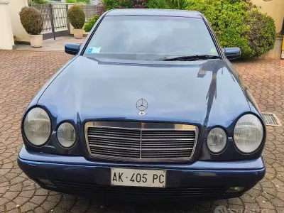 Usata Mercedes E250 113 CV (83 kW) 1996 Blu Berlina