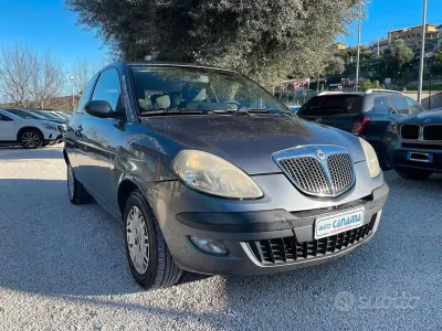 Usado Lancia Ypsilon 60 HP (44 kW) 2006 Cinzento Citadino