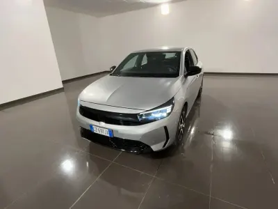 Usata Opel Corsa S 100 CV (73 kW) 2025 Kaolin white Utilitaria