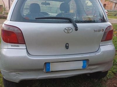 Usata Toyota Yaris 68 CV (50 kW) 2000 Grigio Utilitaria
